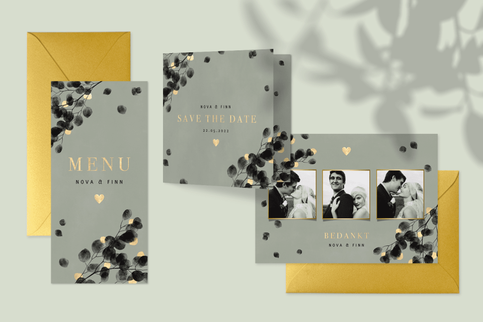 trouwuitnodiging met gouden folie en zwart-wit foto's