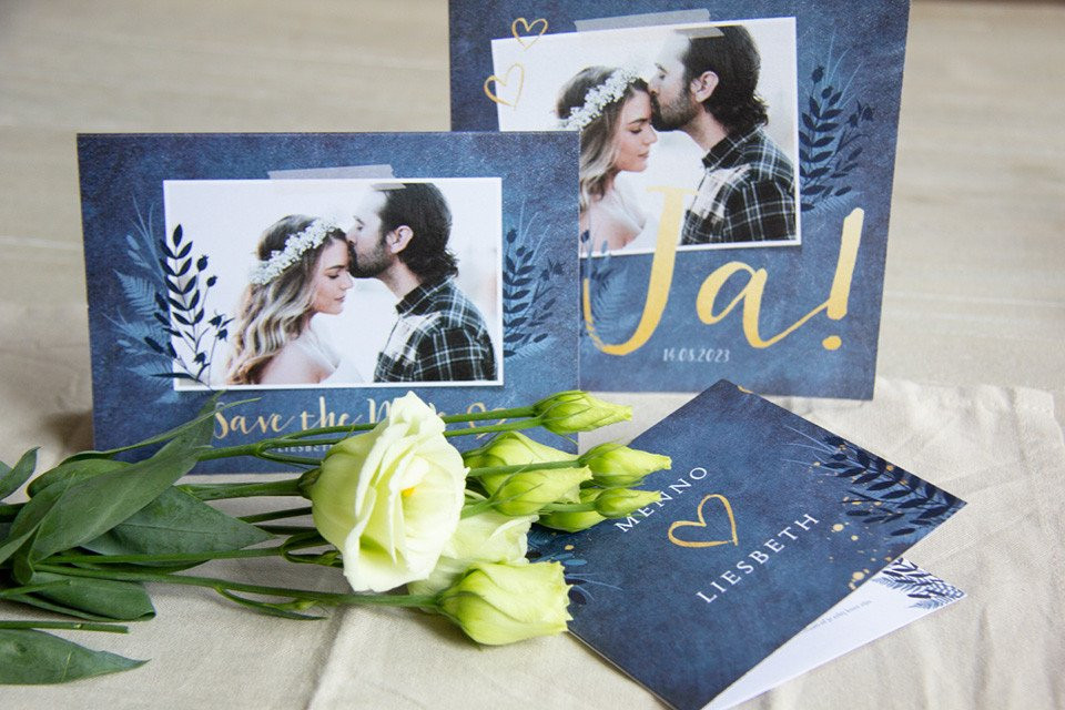 trouwuitnodiging met bloemen en een foto