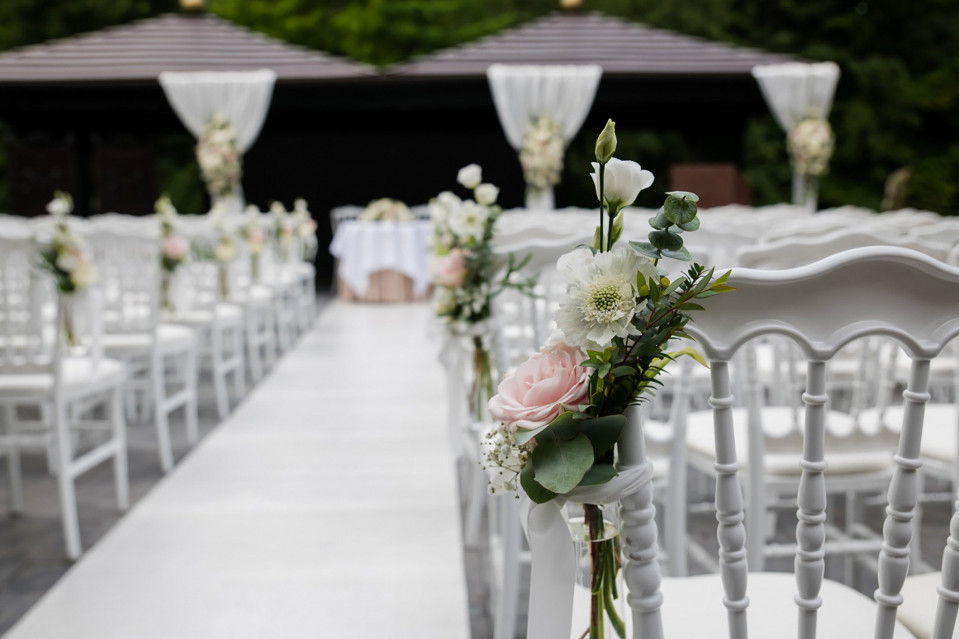 witte stoelen met bloemen en groen