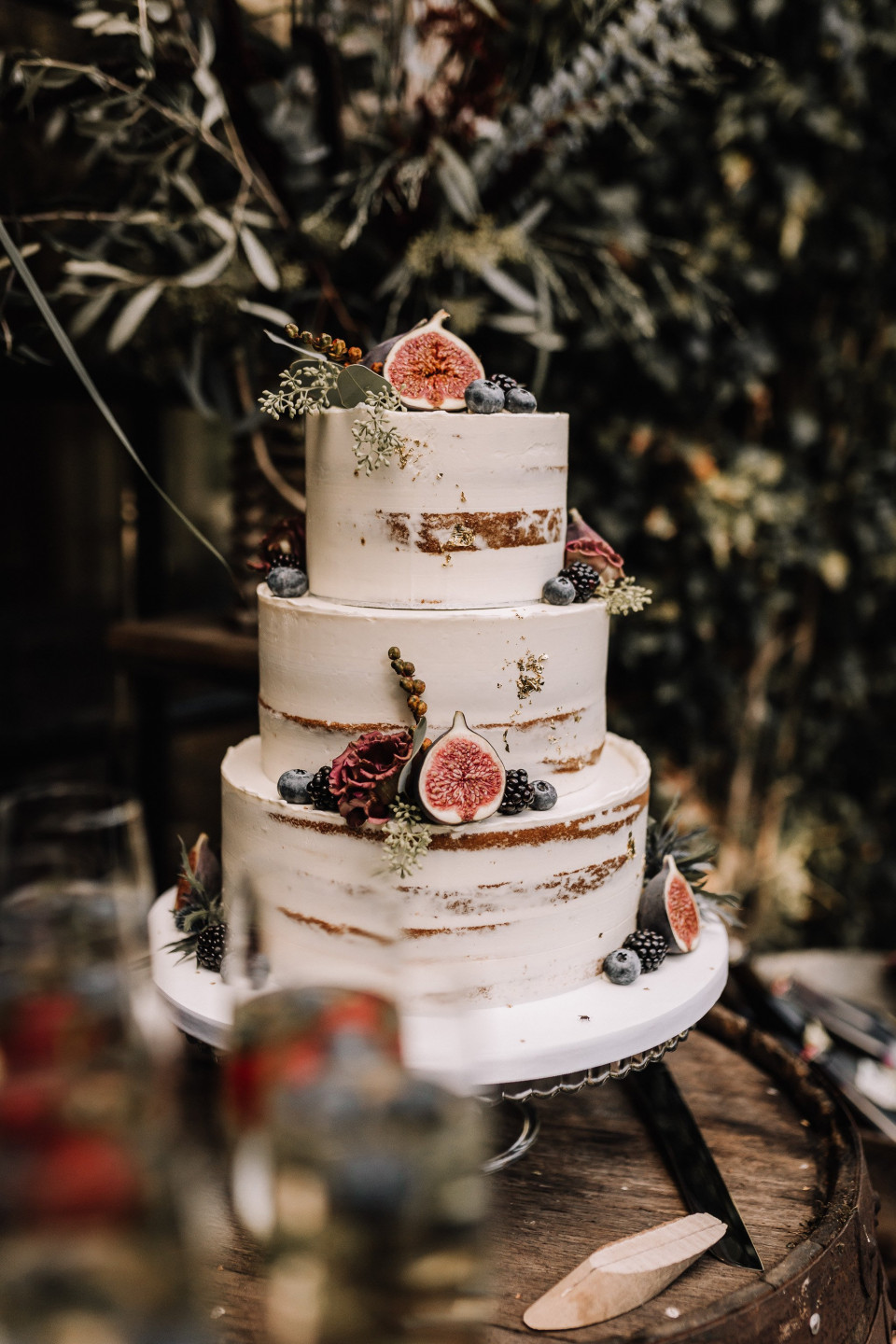 een bruidstaart met vijgen en bessen erop