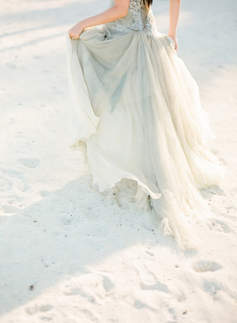 een bruid in een trouwjurk op het strand