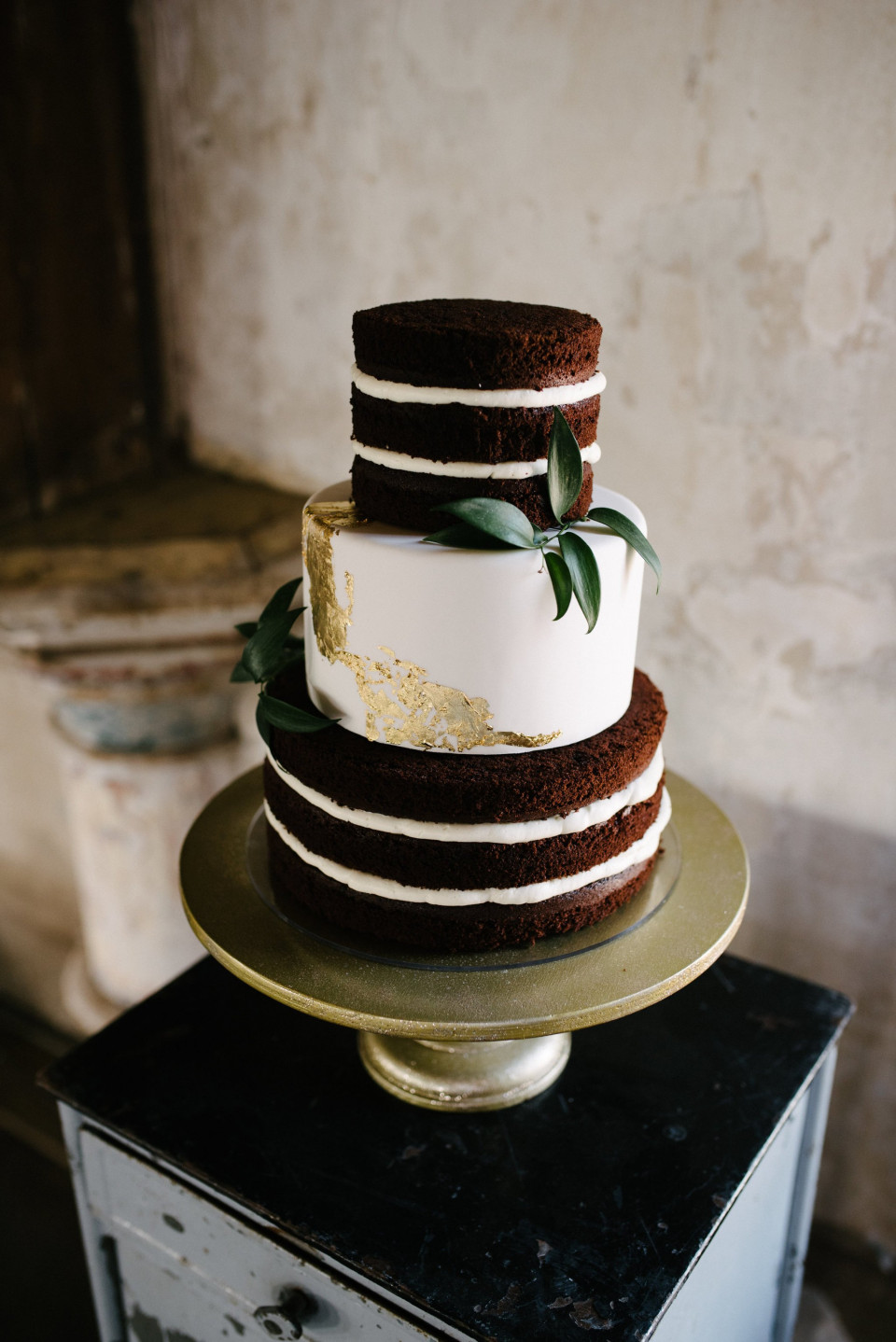 een drielaagse chocoladetaart met bladgoud erop