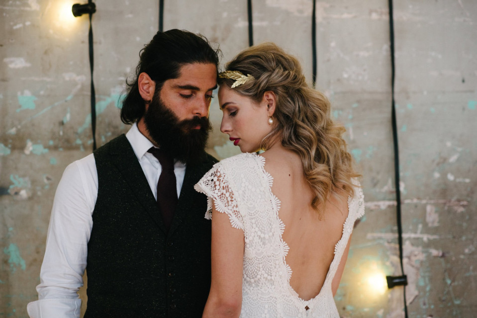 een man en vrouw in trouwkledij staan naast elkaar