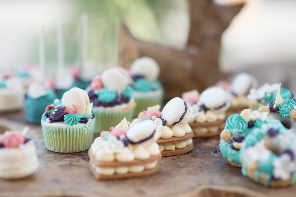 een tafel met cupcakes en andere desserts erop