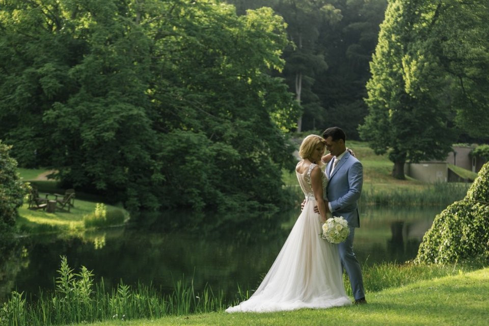 bruidspaar in het park
