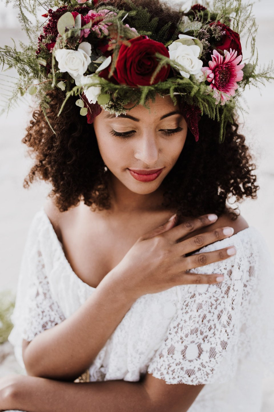 een prachtige vrouw met een bloemenkrans op haar hoofd