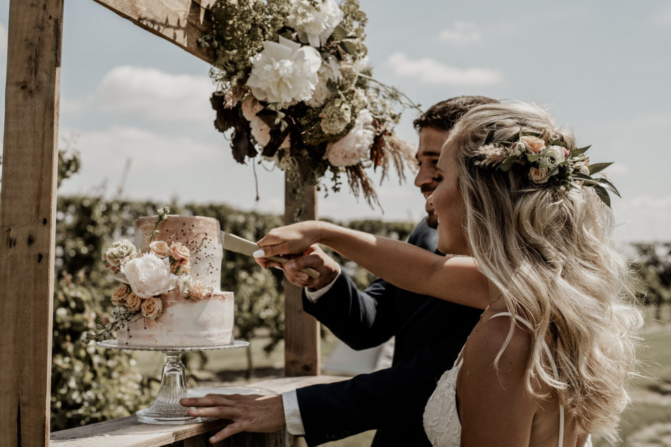 taart aansnijden op de wijngaard