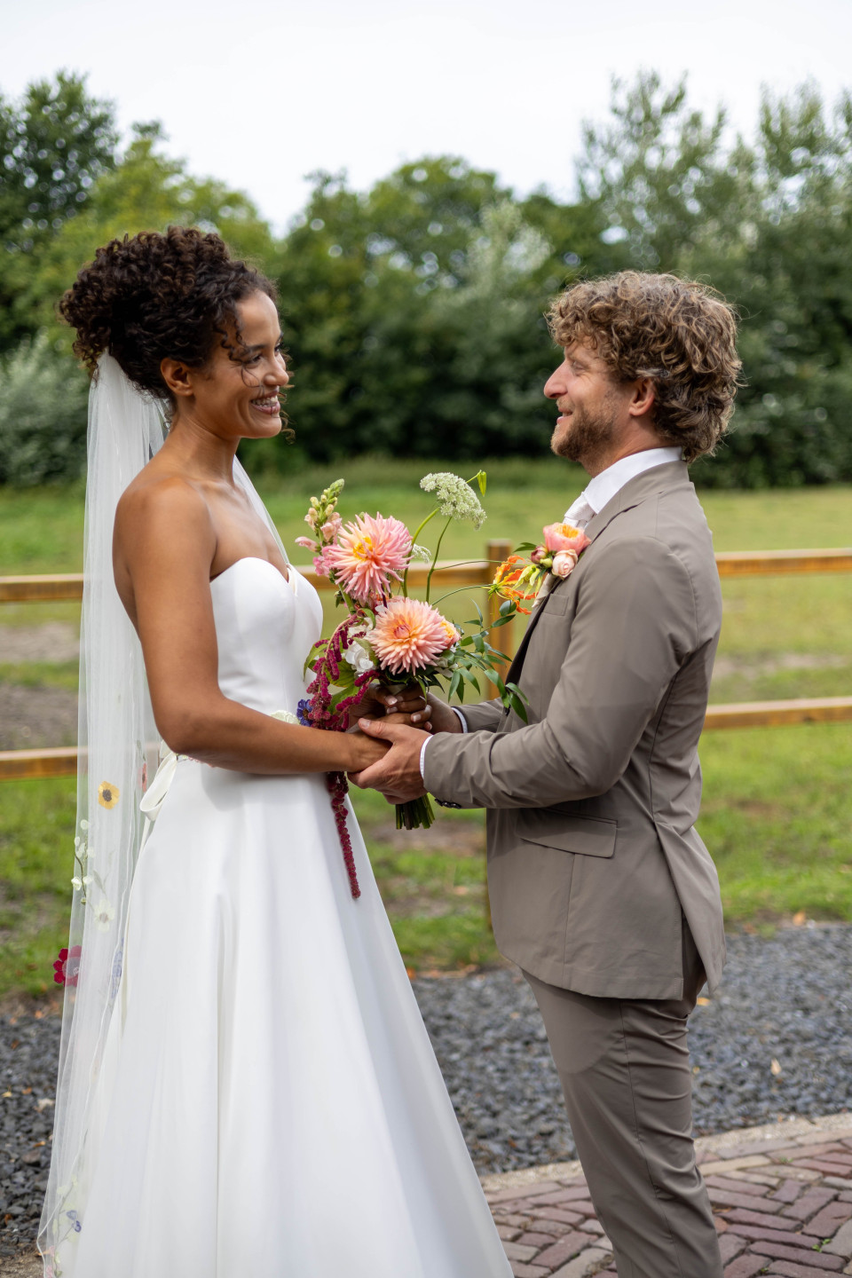 een man in een pak en een vrouw in een trouwjurk