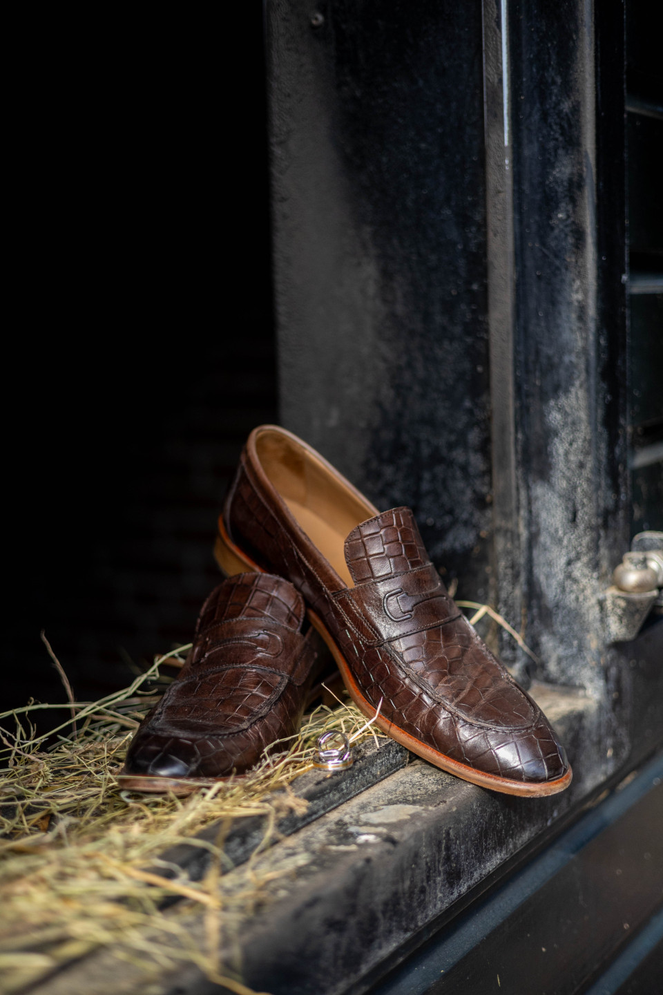 een paar schoenen die op een vensterbank staan