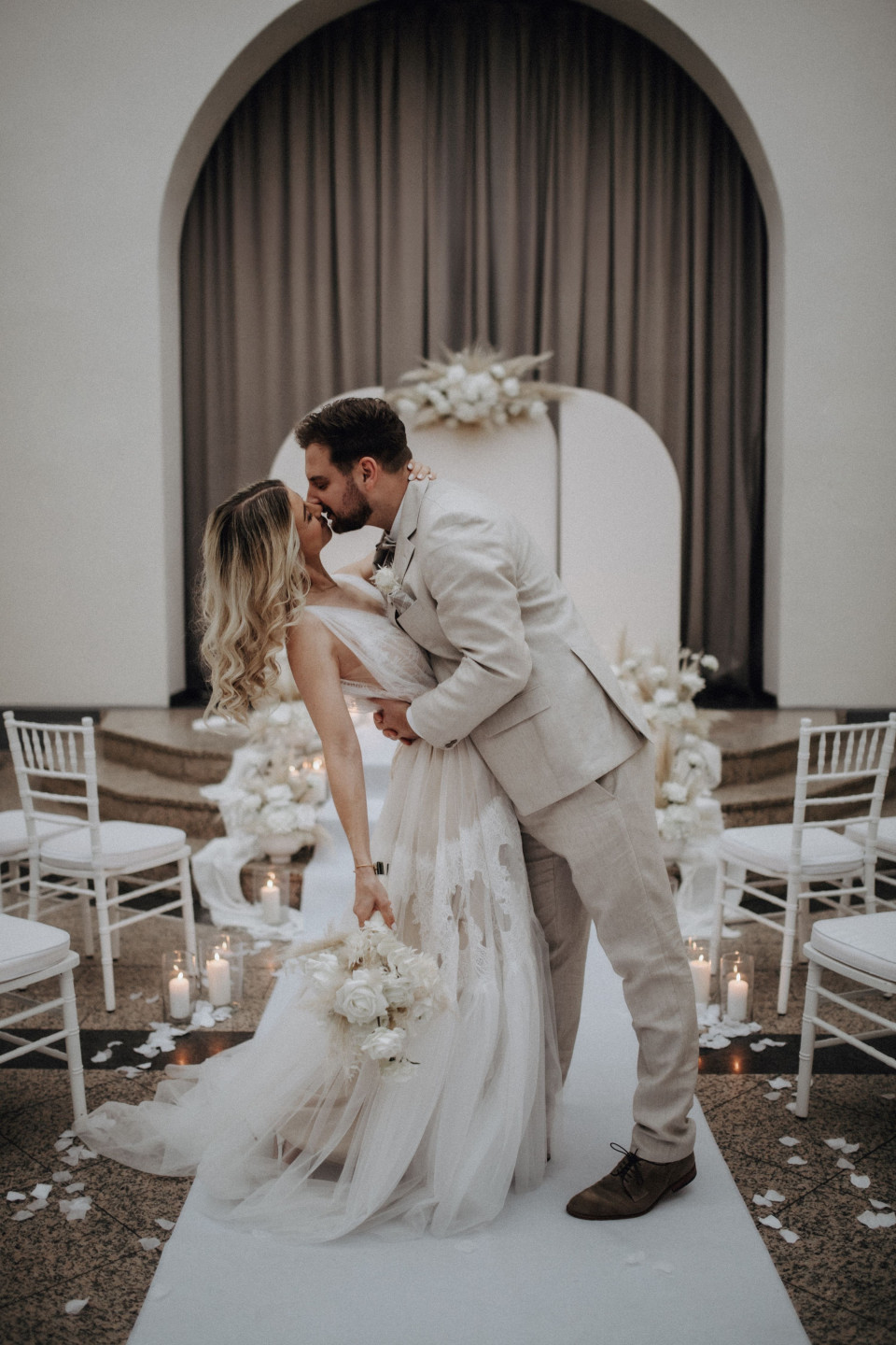 Trouwjurk passen bij LÉNAIA Bridal - Online Braut Boutique
