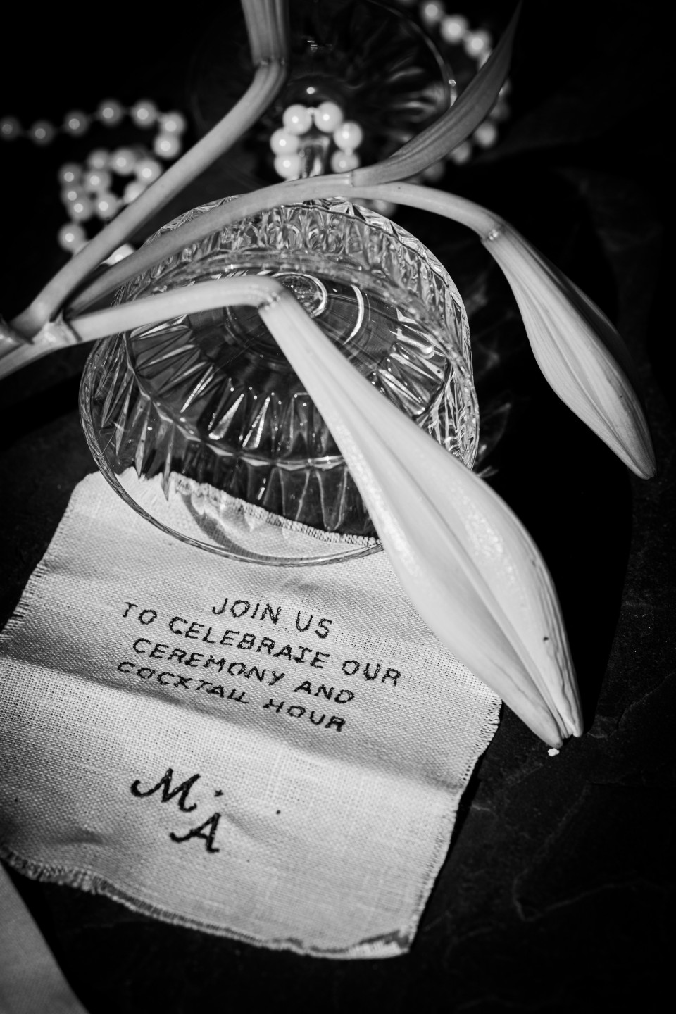 een close-up van een glas wijn en een servet met een briefje erop