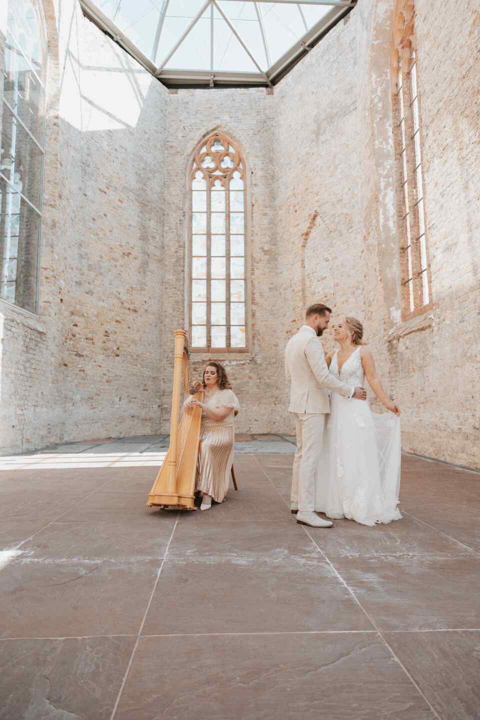 Stijlvolle wedding vol zachte tinten en harpklanken
