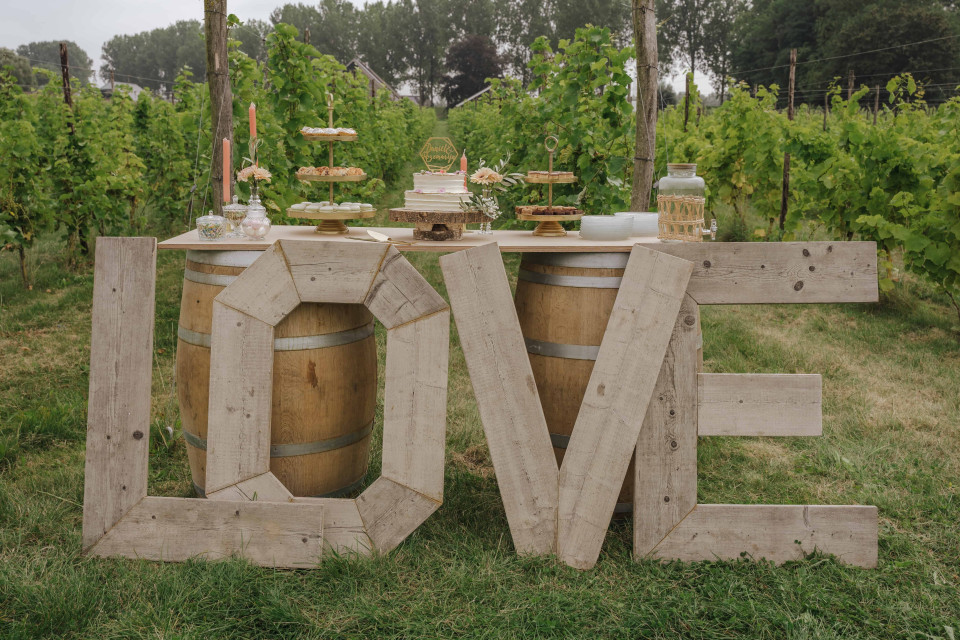 houten letters die liefde spellen in een wijngaard