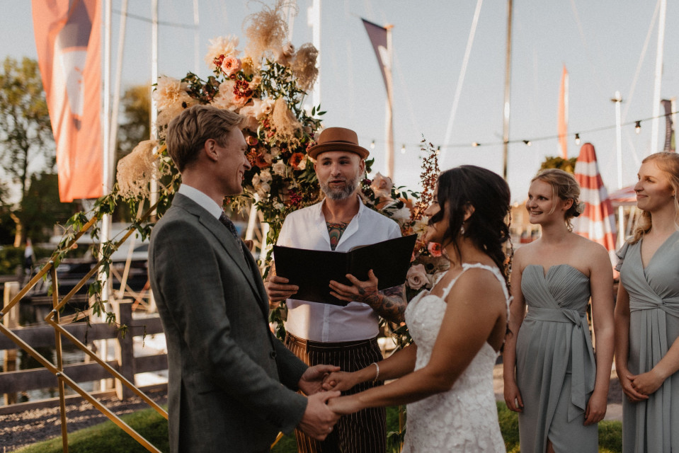 een bruiloftsceremonie bij de jachthaven in het Verenigd Koninkrijk