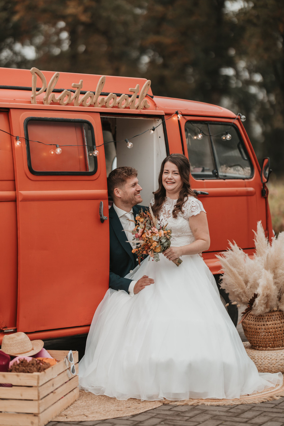 een man en een vrouw die voor een bus zitten