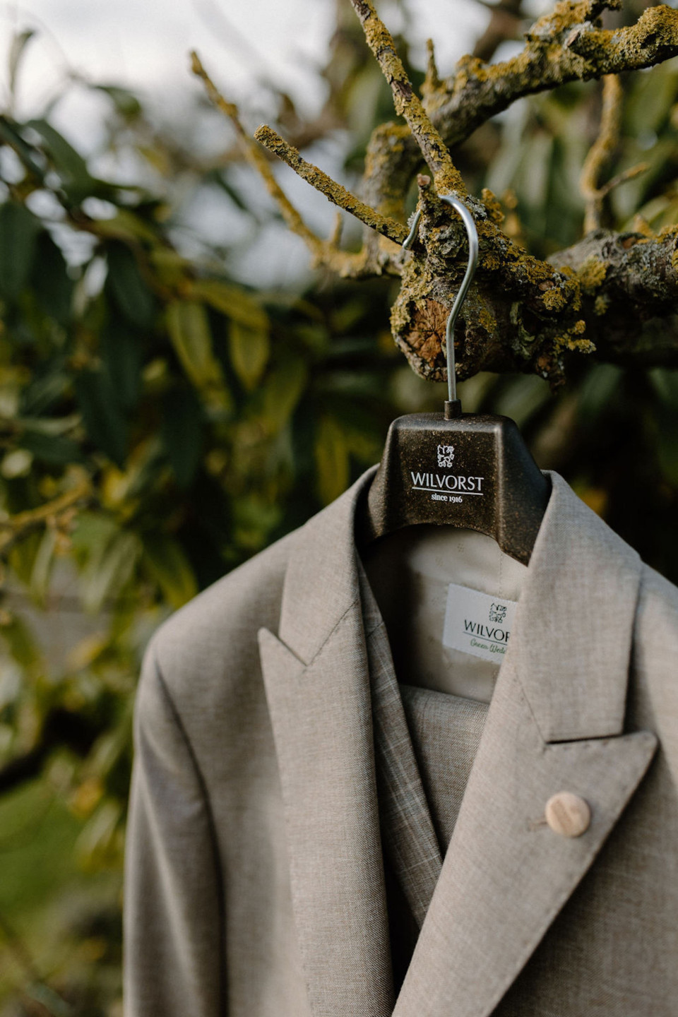 een pak hangend aan een boomtak