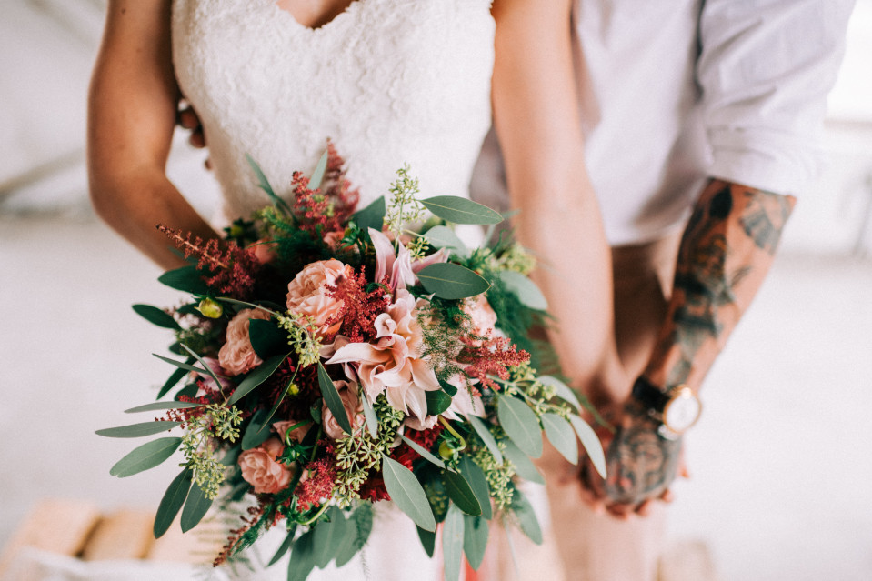 bruidsboeket met roze en rode bloemen