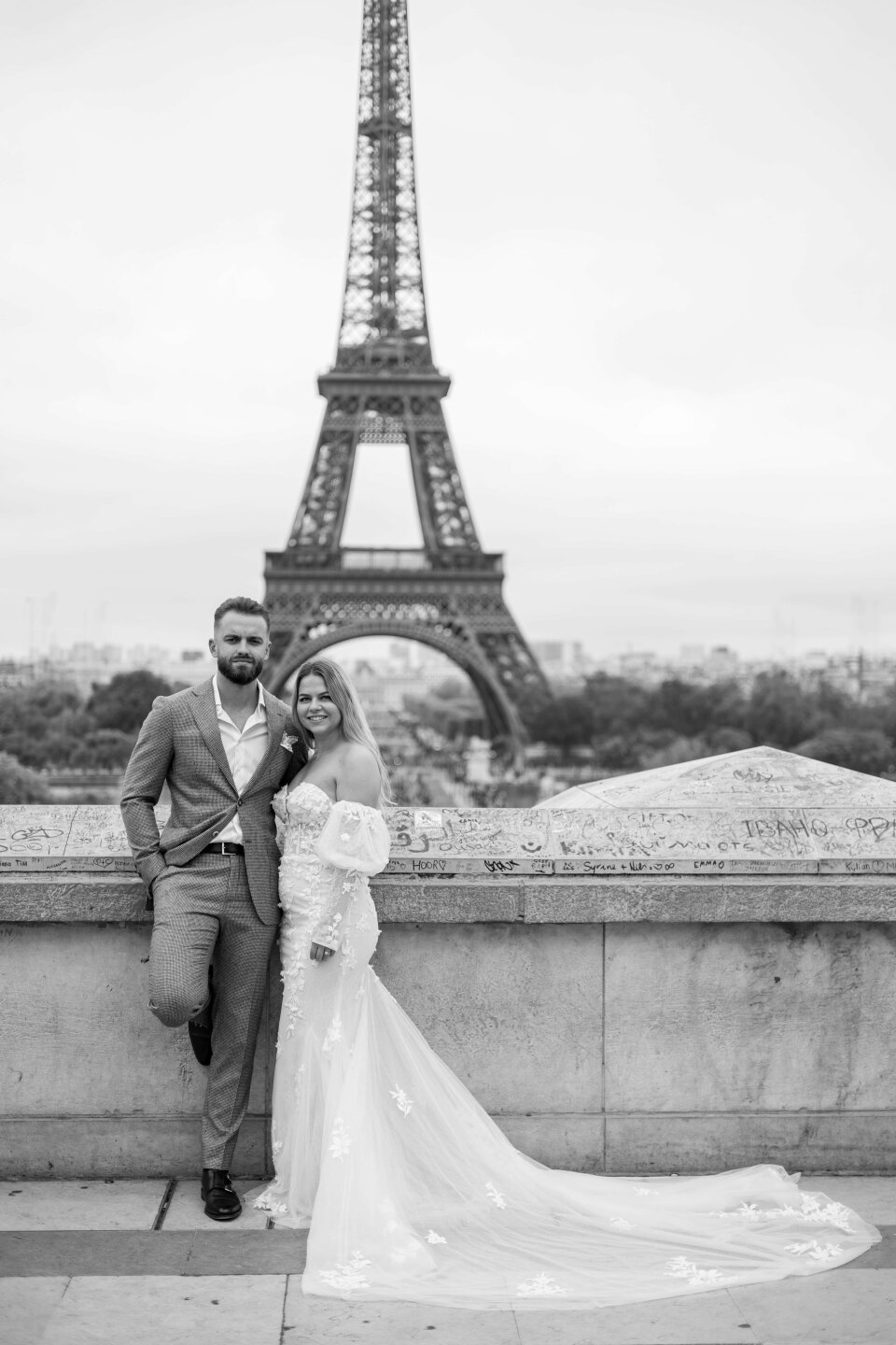 de bruid en bruidegom die poseren voor een foto voor de Eiffeltoren