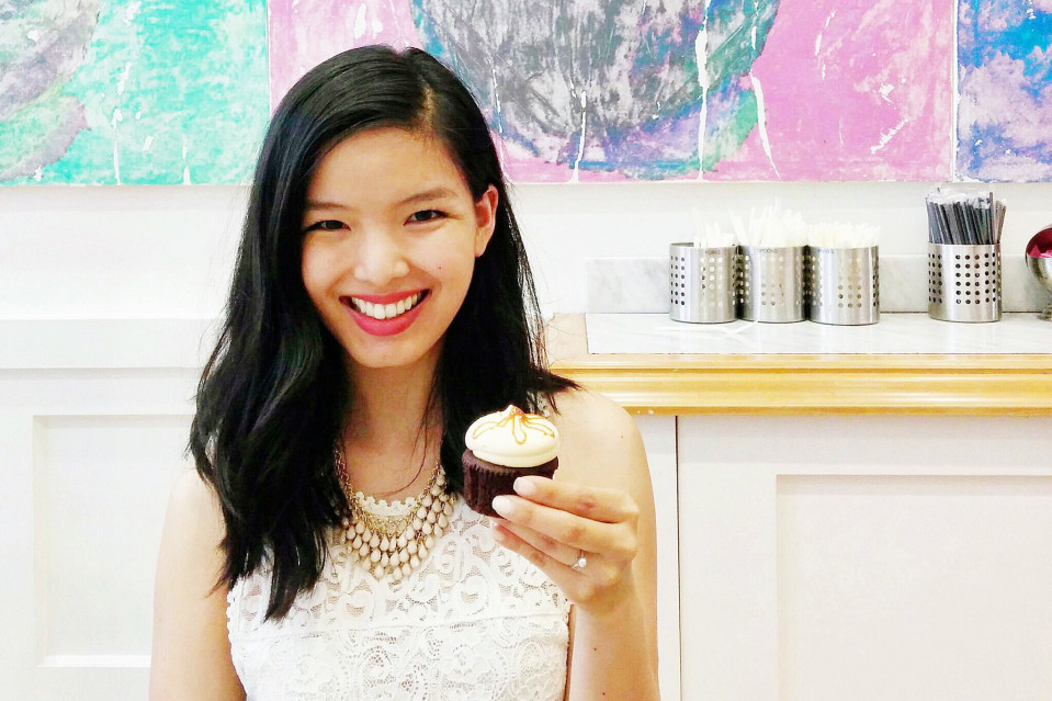 een vrouw houdt een cupcake vast voor een schilderij