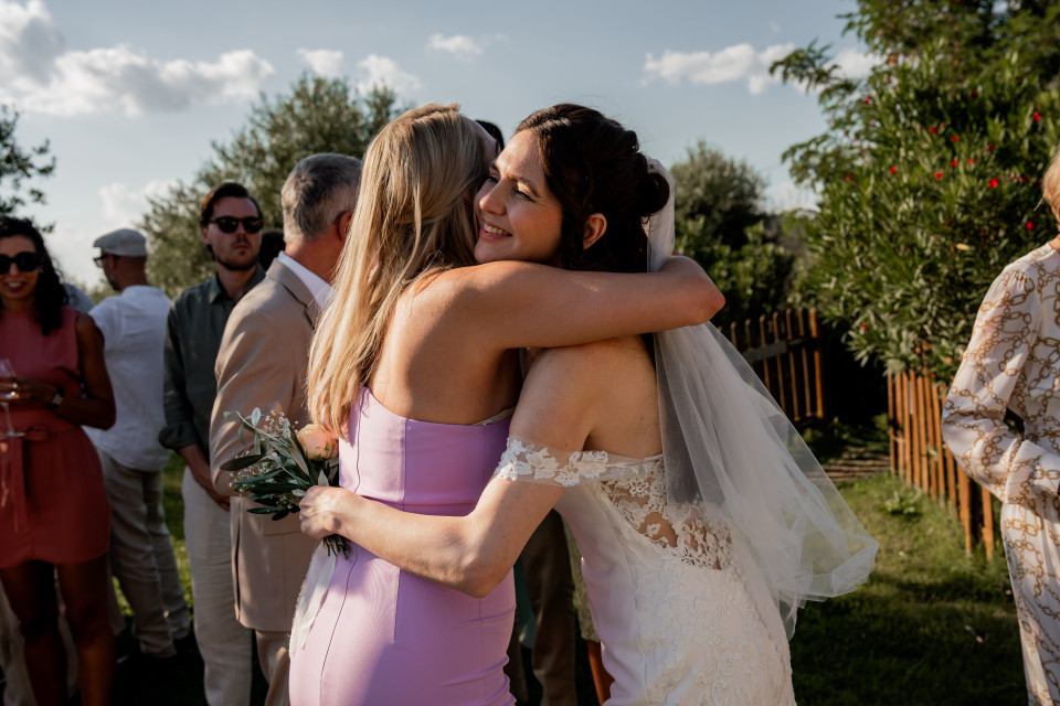 een paar vrouwen die elkaar omarmen voor een groep mensen