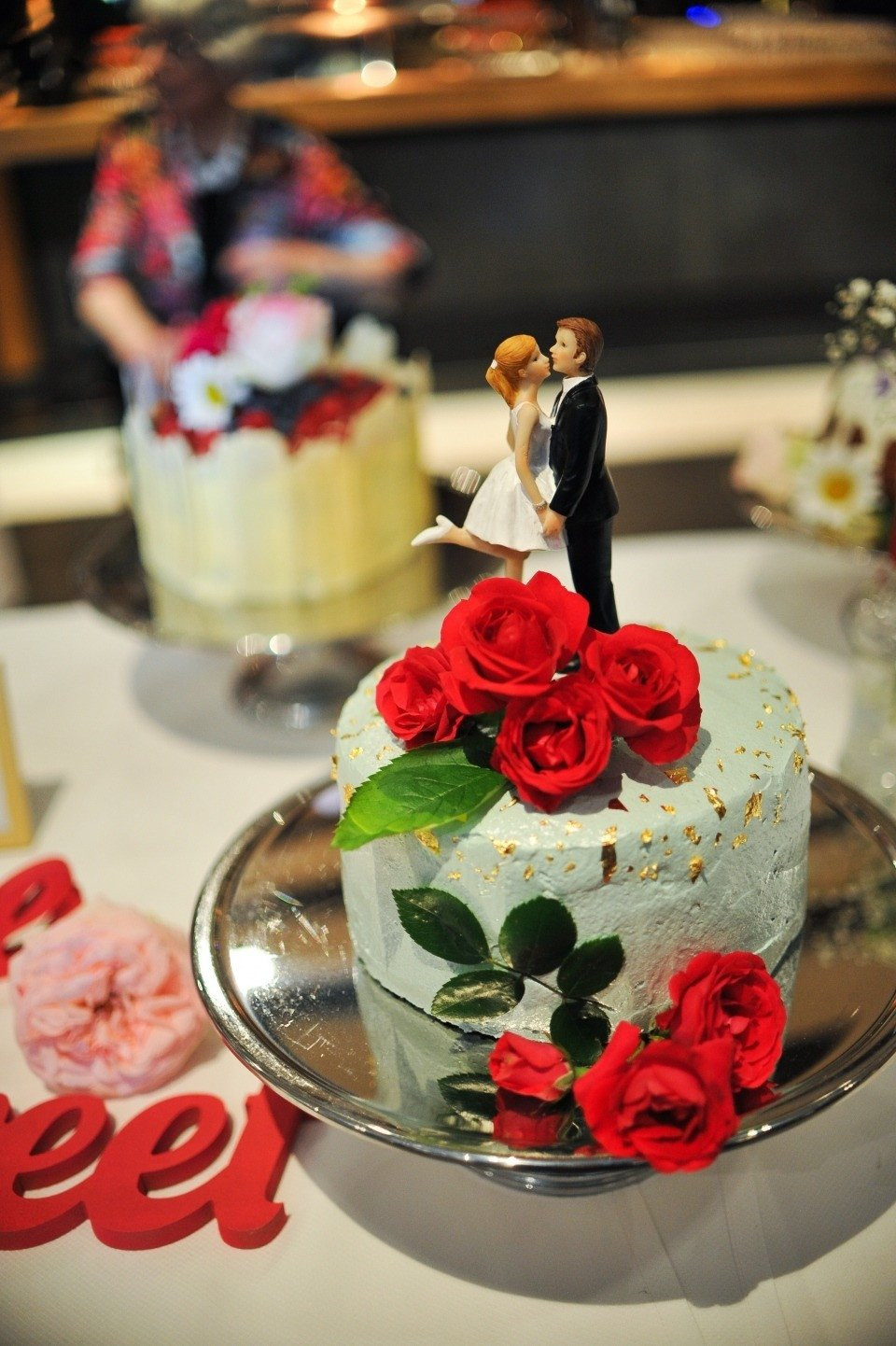 een taart met een man en vrouw erop