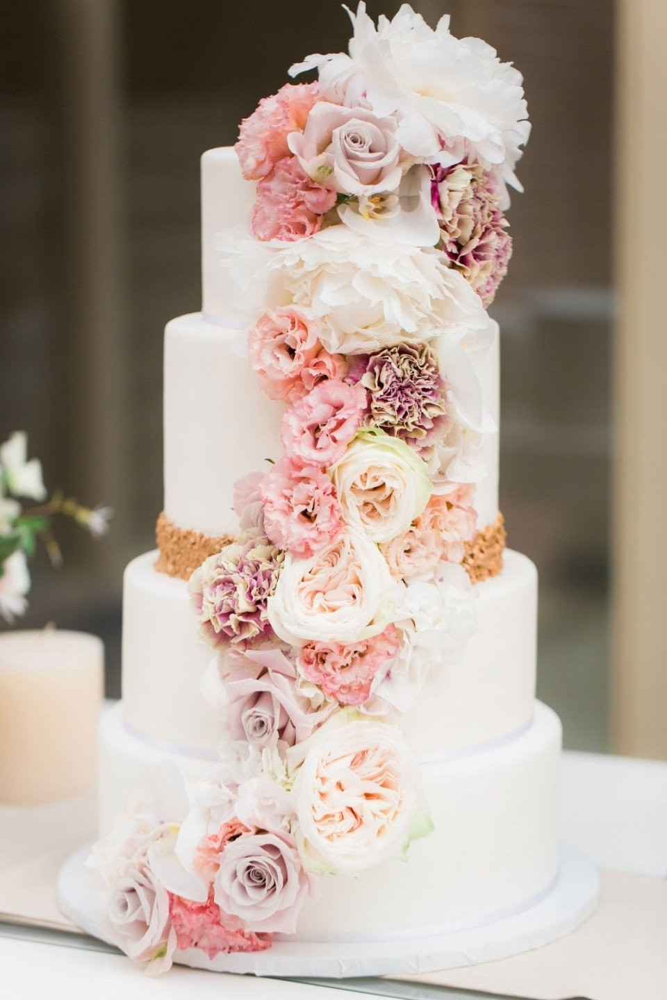 een bruidstaart met roze en witte bloemen