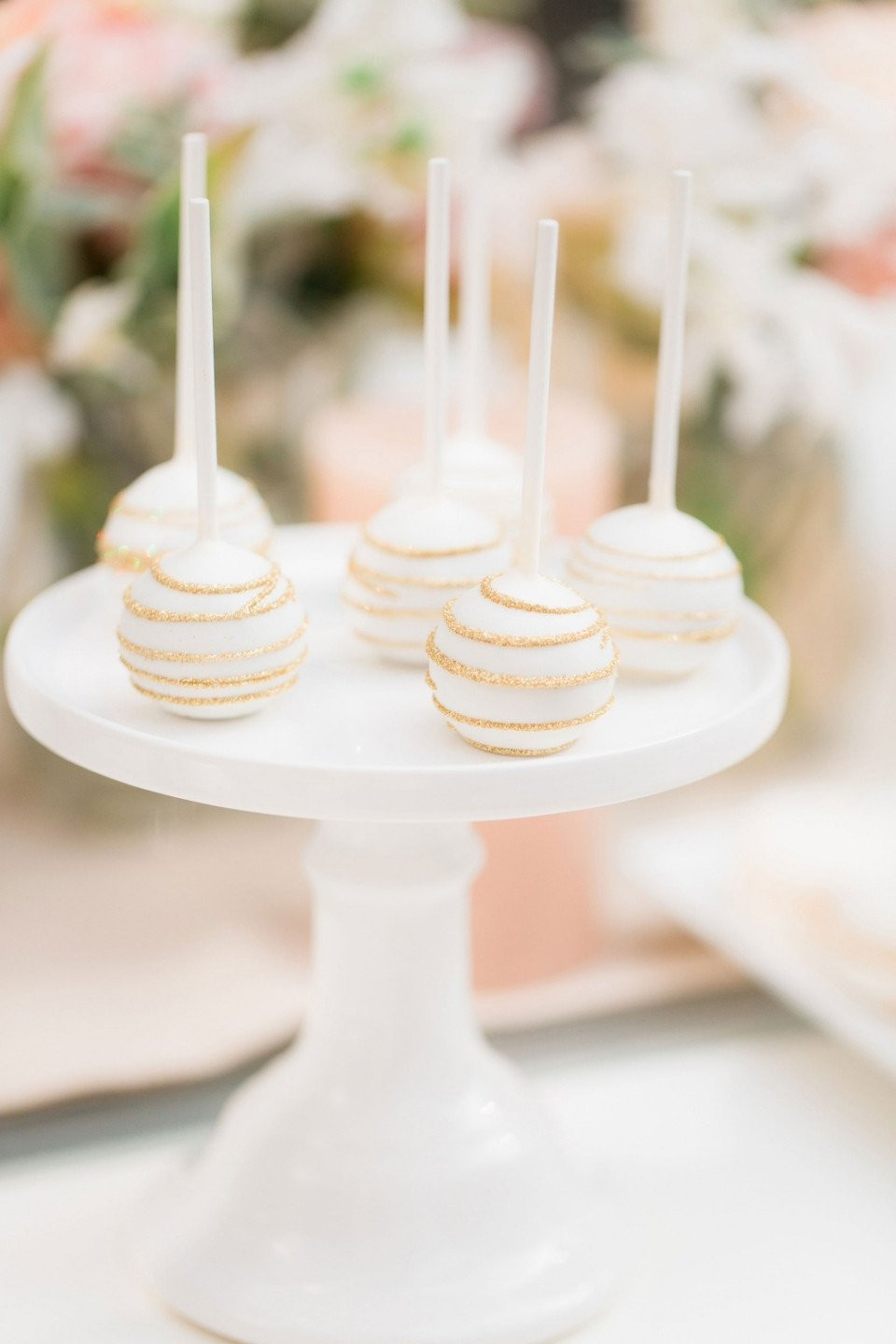 witte cakepops op een taartstandaard