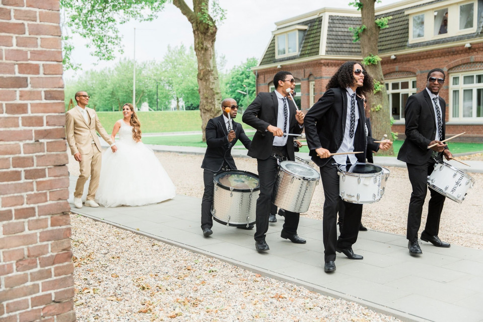 een bruiloftsfeest met trommels en een bruid en bruidegom