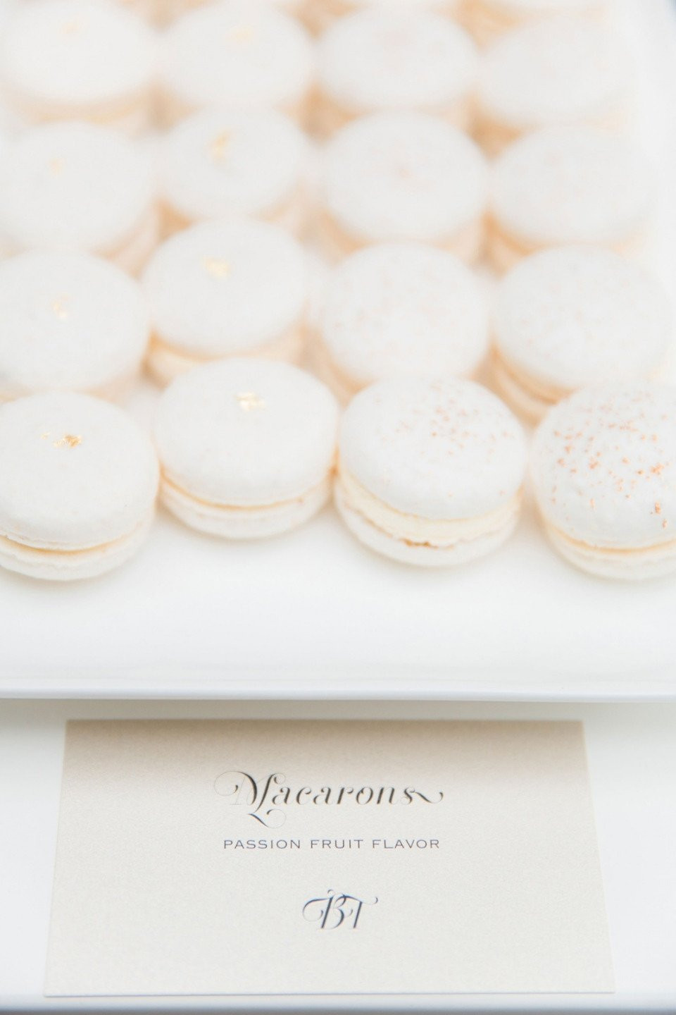 een wit dienblad met macarons erop