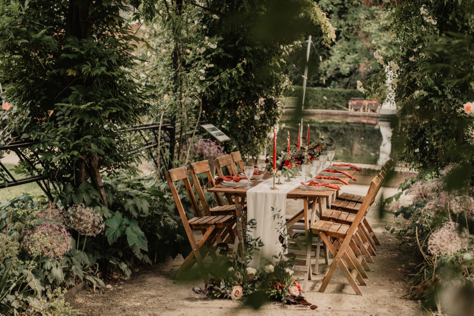 een buitentafel voor een trouwreceptie