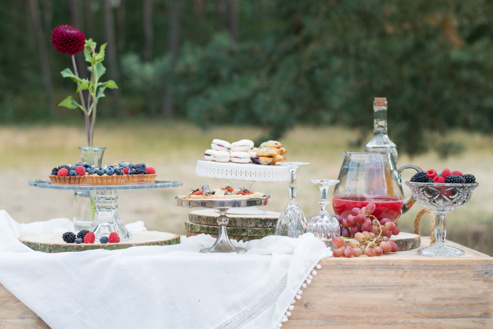 een tafel met fruit en desserts erop