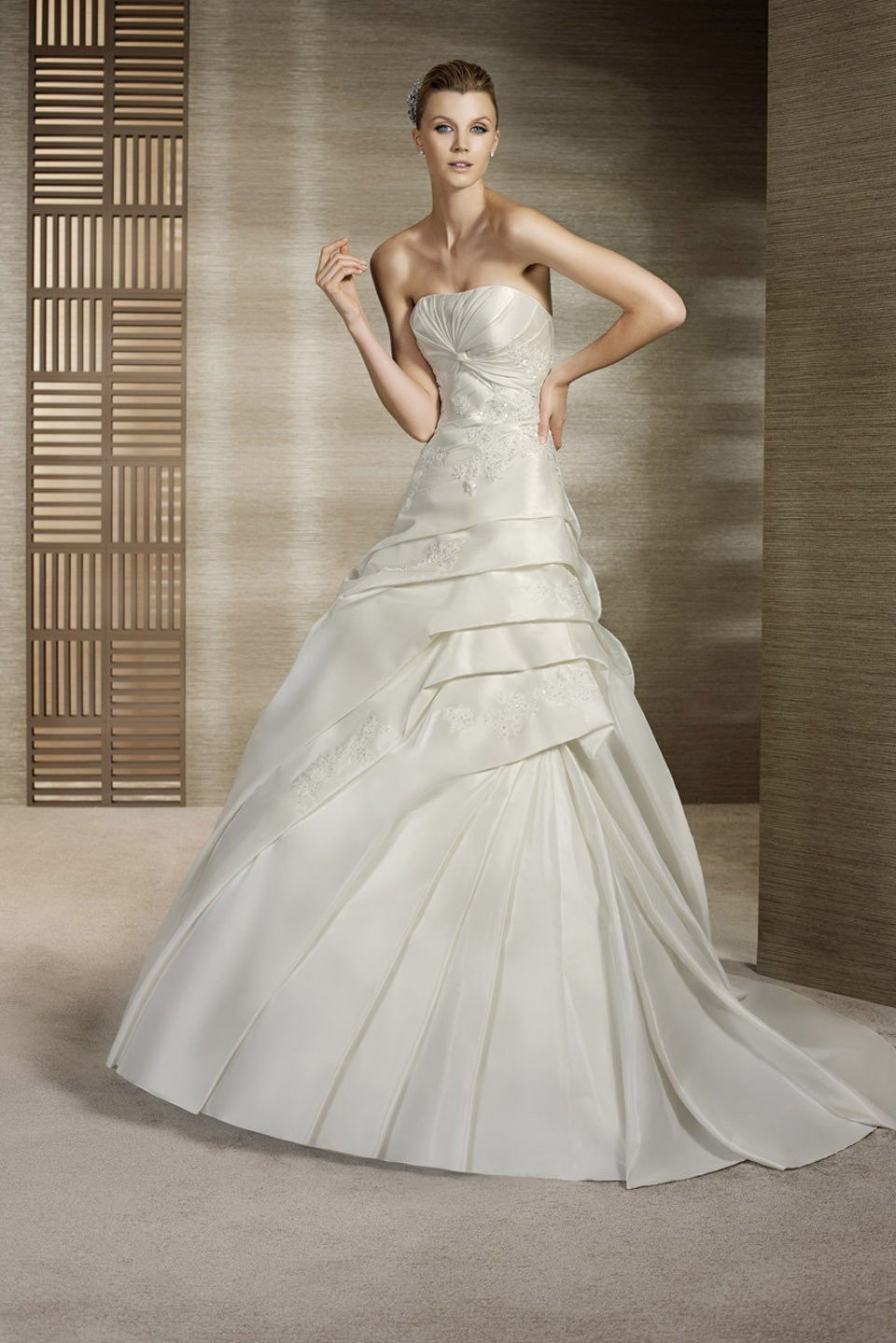 een mooie bruidsjurk met een strapless rok