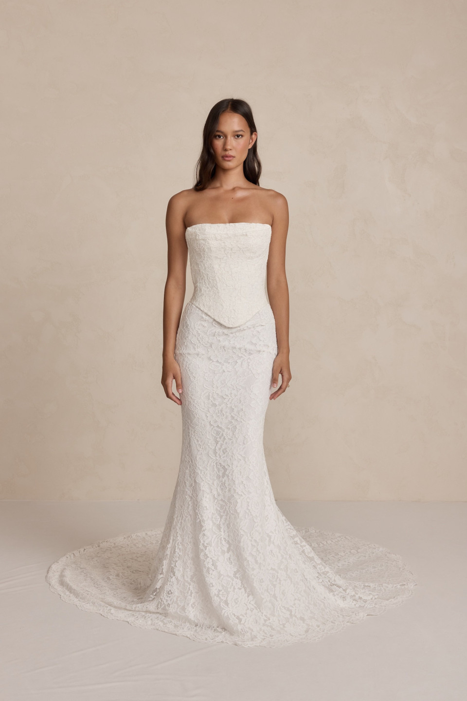 deze strapless kanten trouwjurk is perfect voor een strandbruiloft