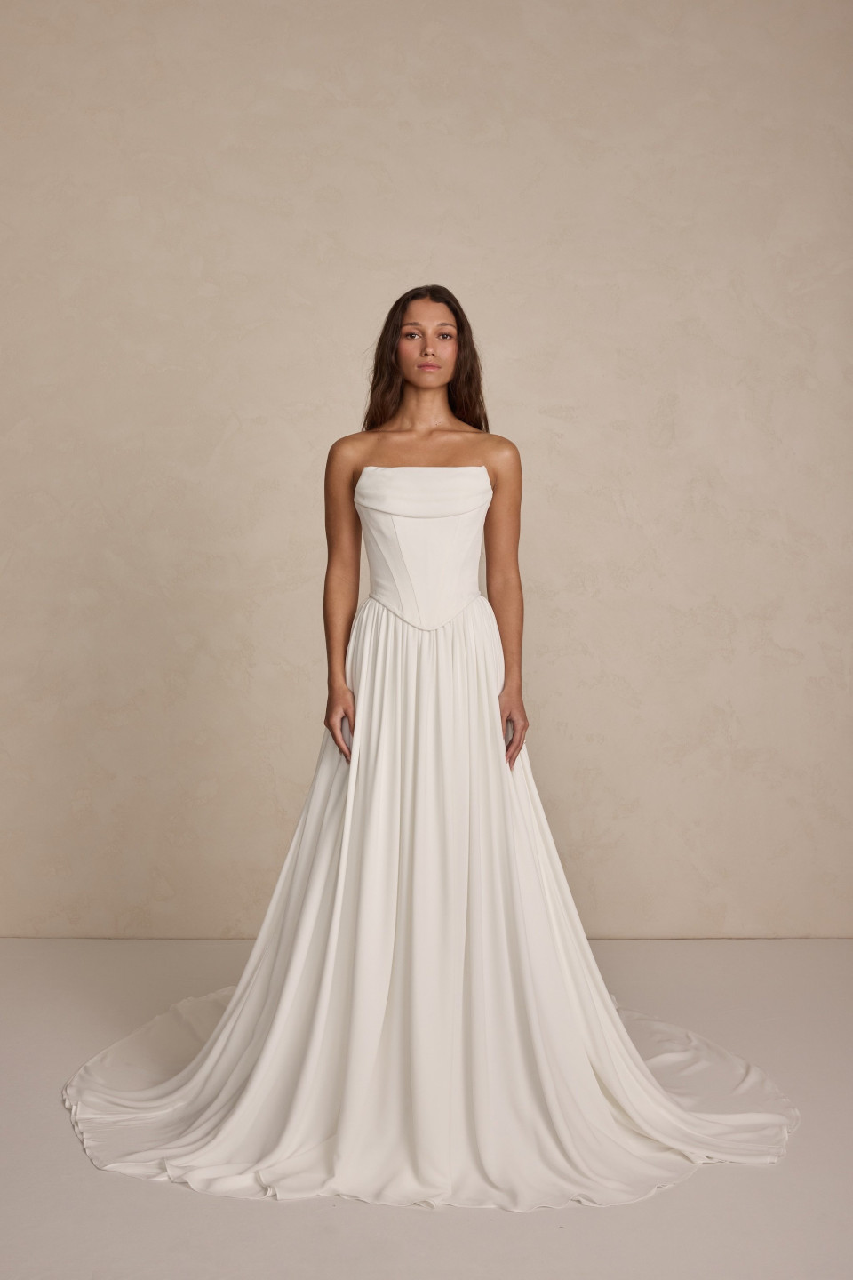 de achterkant van deze strapless trouwjurk van bhl bridal