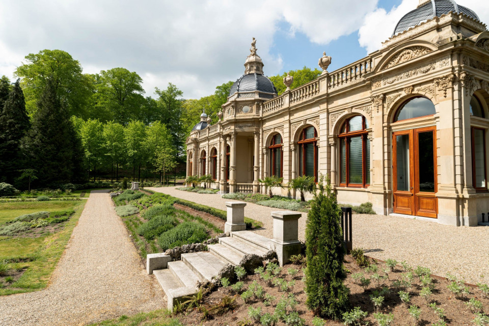het huis is gemaakt van steen en heeft een grote tuin