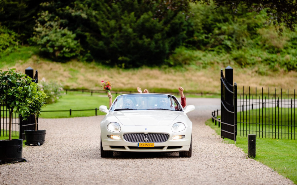 trouwauto in het park