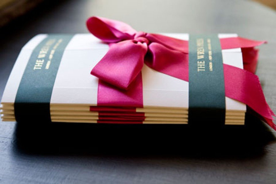 een stapel boeken met een rood lint eraan gebonden