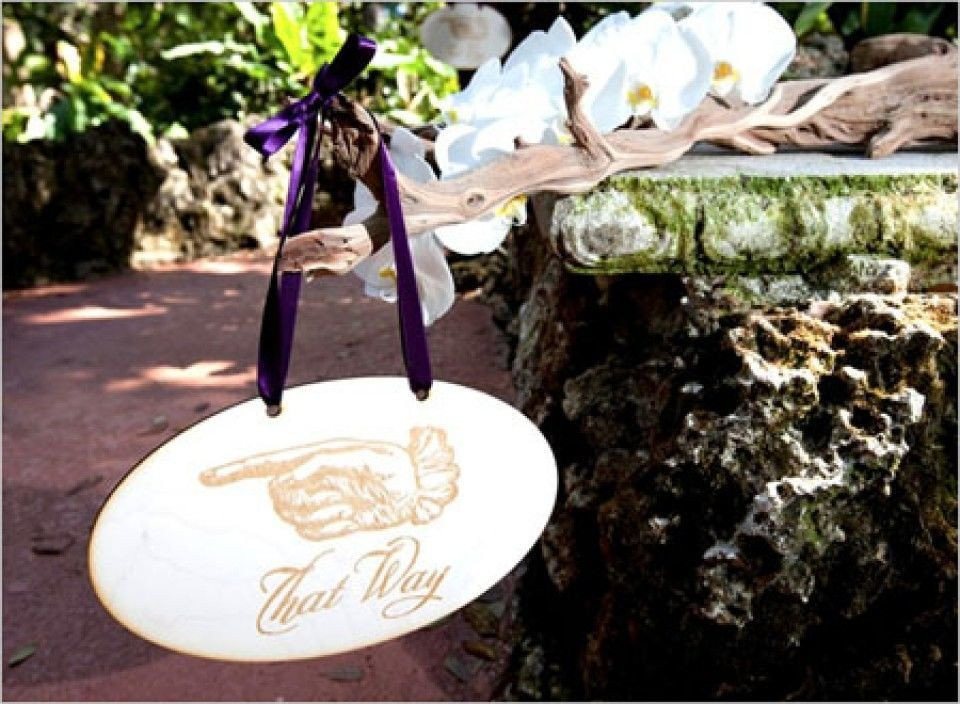 bruiloftsbord bij de ingang van de trouwlocatie