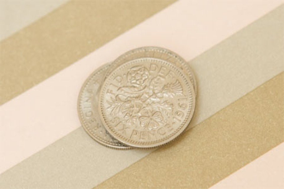 twee Britse munten op een gestreepte achtergrond