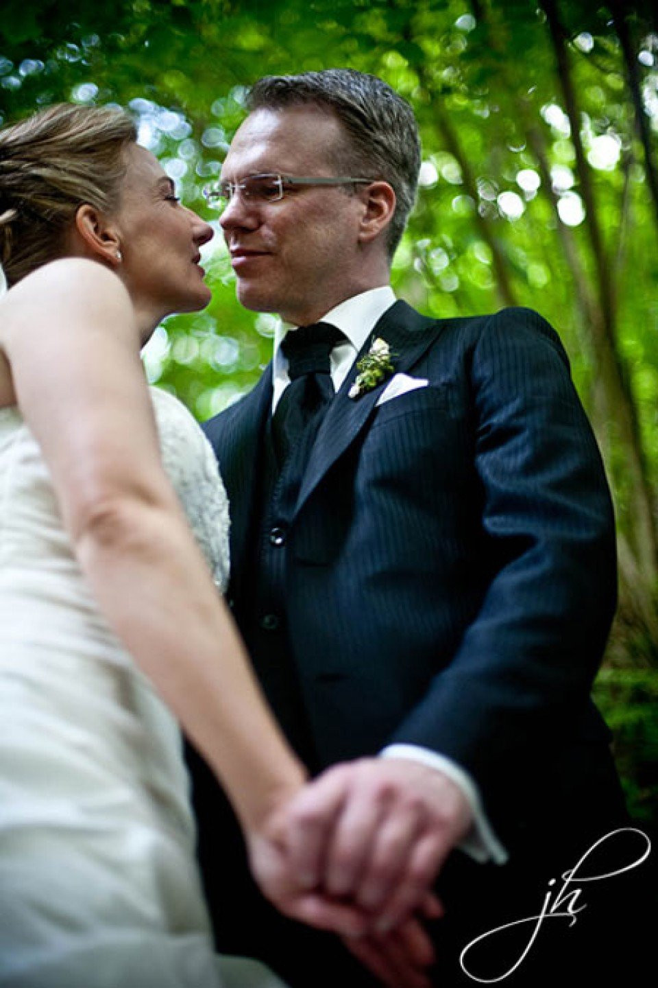 een bruid en bruidegom staan in het bos