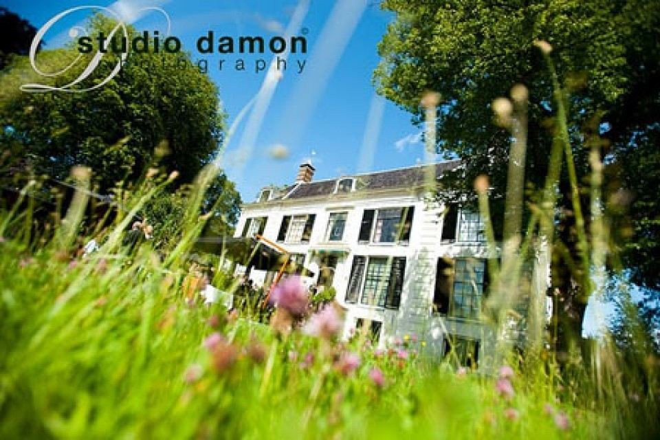 een groot huis in het midden van een veld