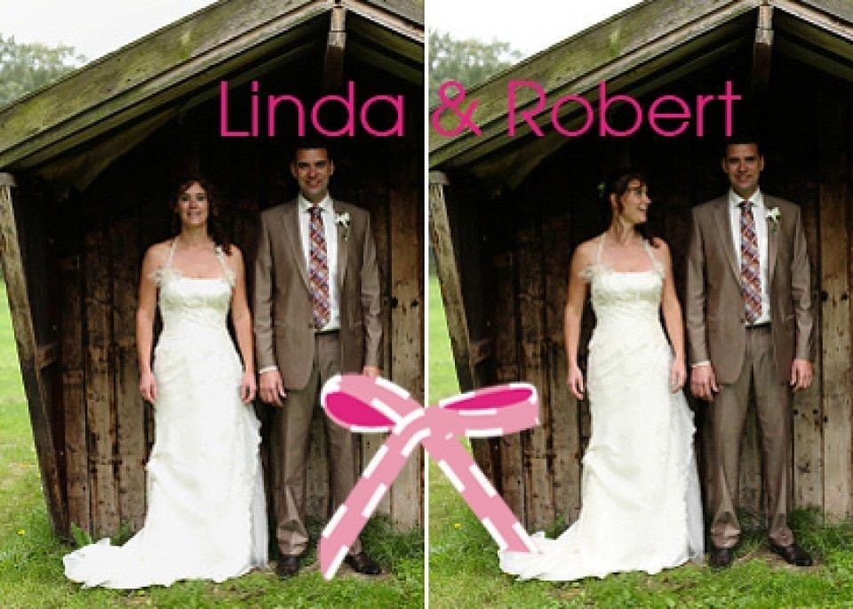 twee foto's van een bruid en bruidegom die voor een houten schuur staan