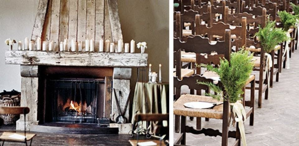 een open haard met stoelen en kaarsen ervoor