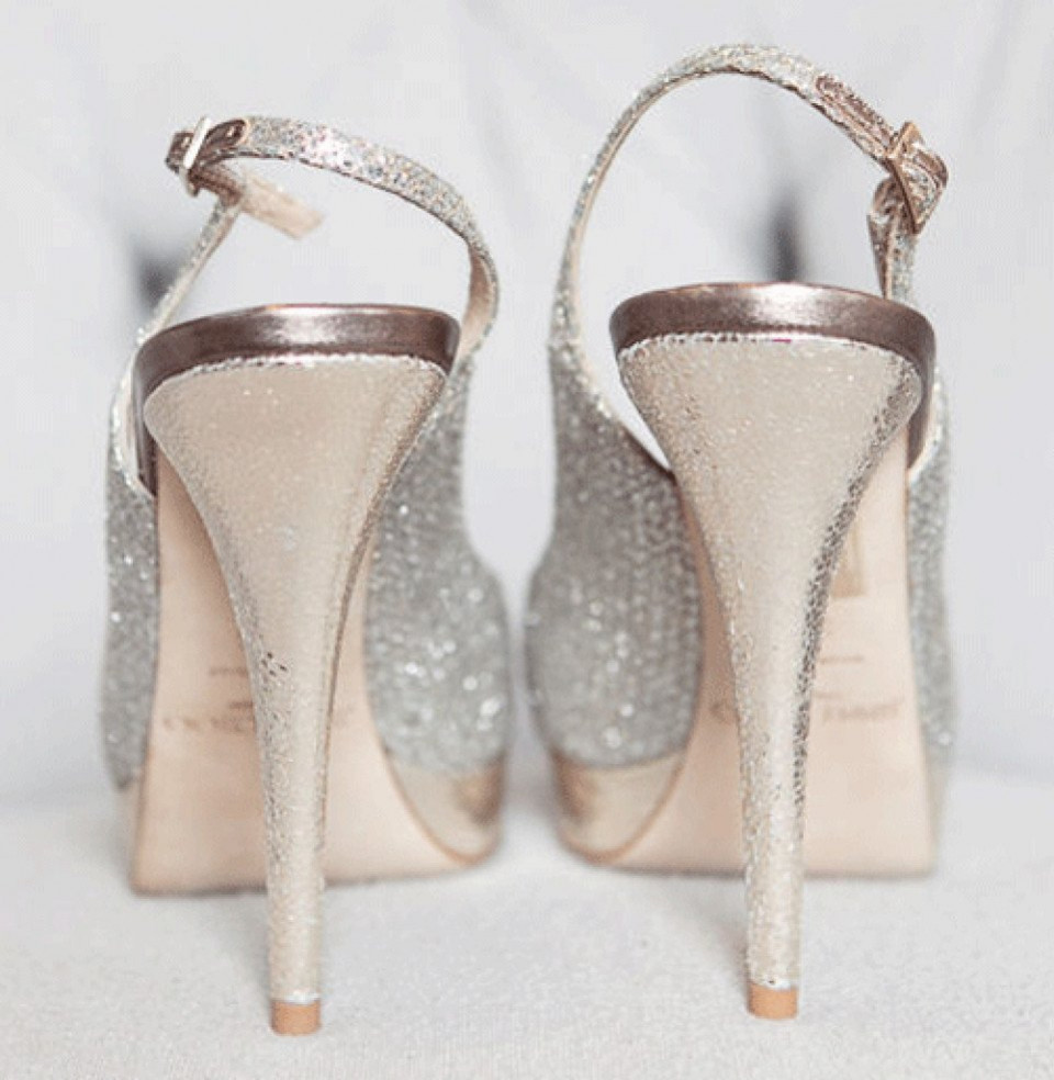 een paar zilveren glitter schoenen met een hoge hak