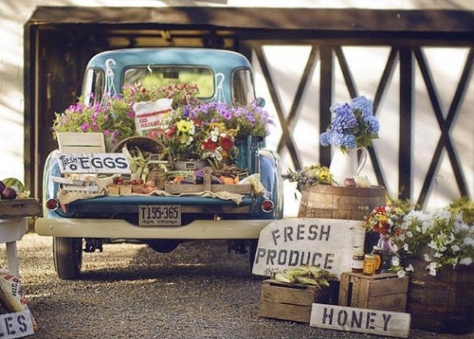 een vintage truck gevuld met bloemen en fruit