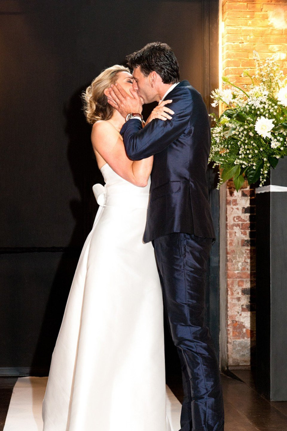 een bruid en bruidegom die kussen bij hun trouwceremonie