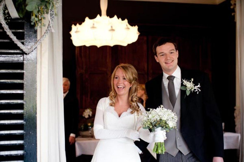 een bruid en bruidegom die de kamer binnenlopen