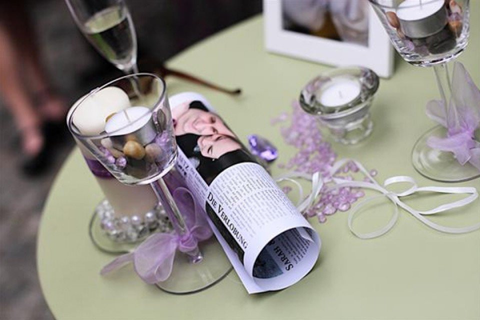 een tafel met een paarse tafelkleed en kaarsen