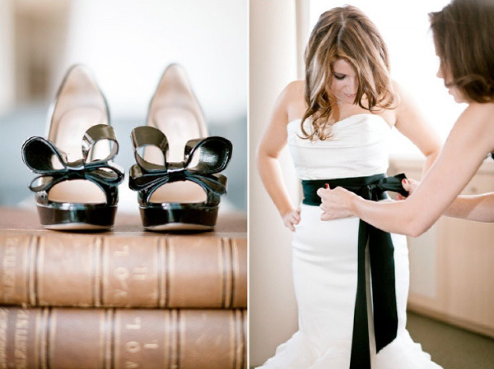 een bruid en haar schoenen staan op een boek