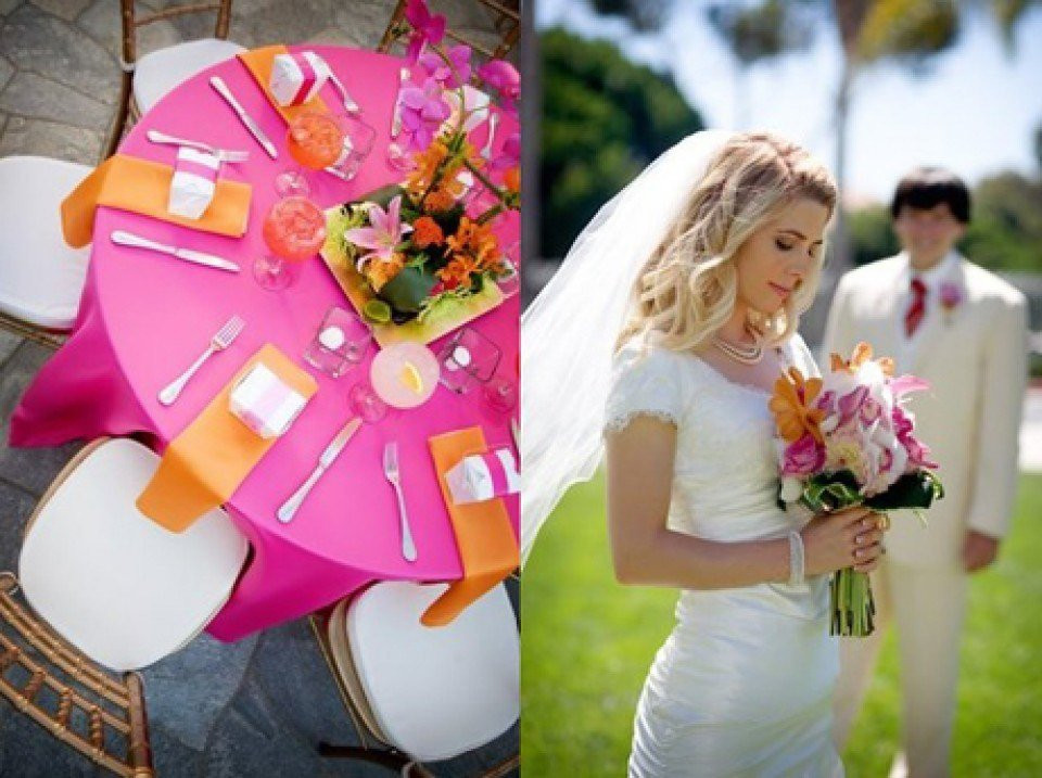 een bruid en bruidegom staan voor een tafel met roze en oranje tafelkleden